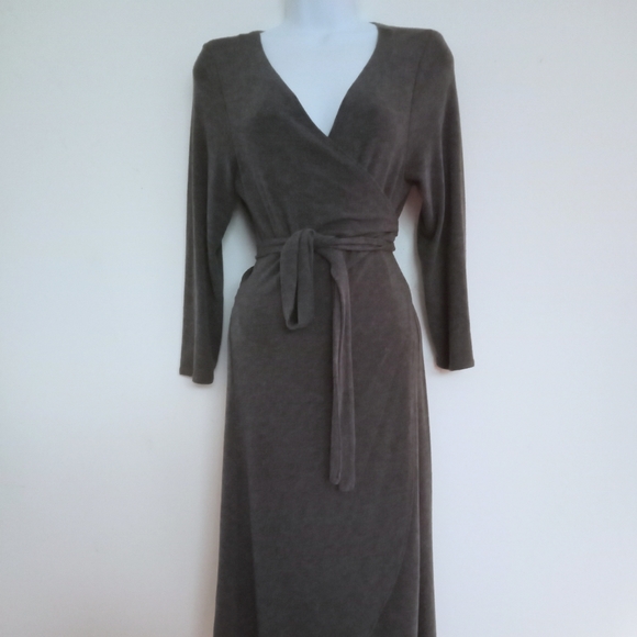 NWTπ FREE GIFT IS INCLUDED π Wrap Dress V- Neck, High Split, Midi - Picture 9 of 13